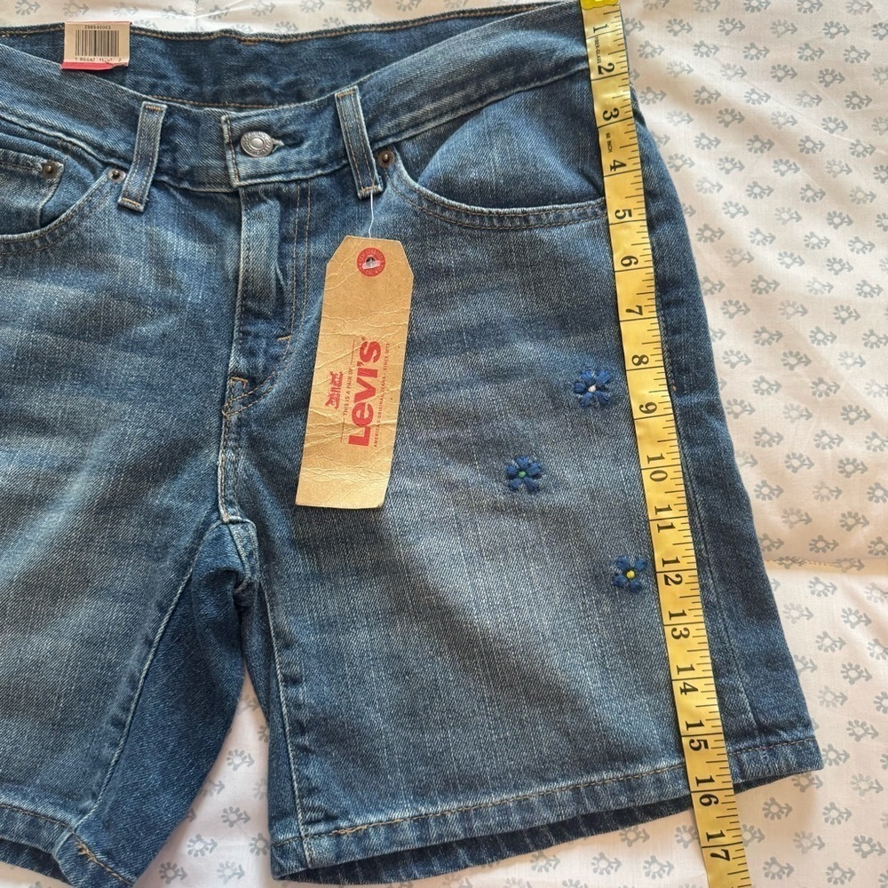 NWT Levi's Women’s Flower Embroidered Blue Jean Classic Mid Rise Size 27 Shorts - Picture 3 of 6